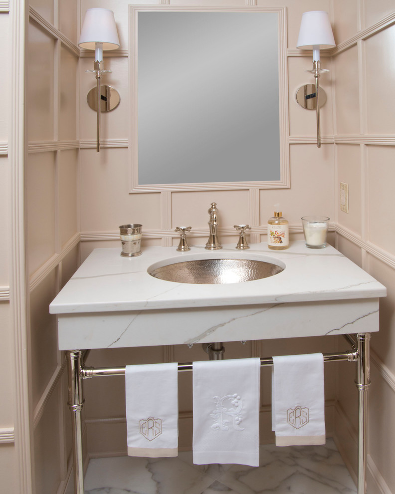Пример оригинального дизайна: туалет в классическом стиле с бежевыми стенами, мраморным полом, консольной раковиной, мраморной столешницей и разноцветным полом