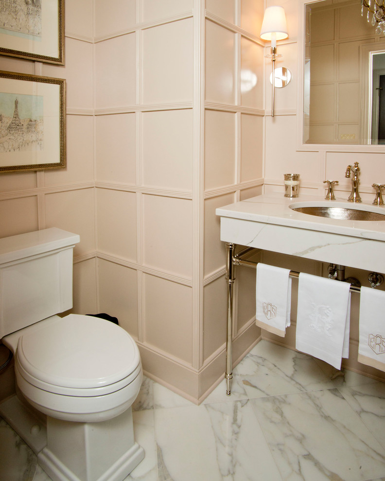 Ispirazione per un piccolo bagno di servizio tradizionale con WC a due pezzi, pareti beige, pavimento in marmo, lavabo a consolle, top in marmo e pavimento multicolore