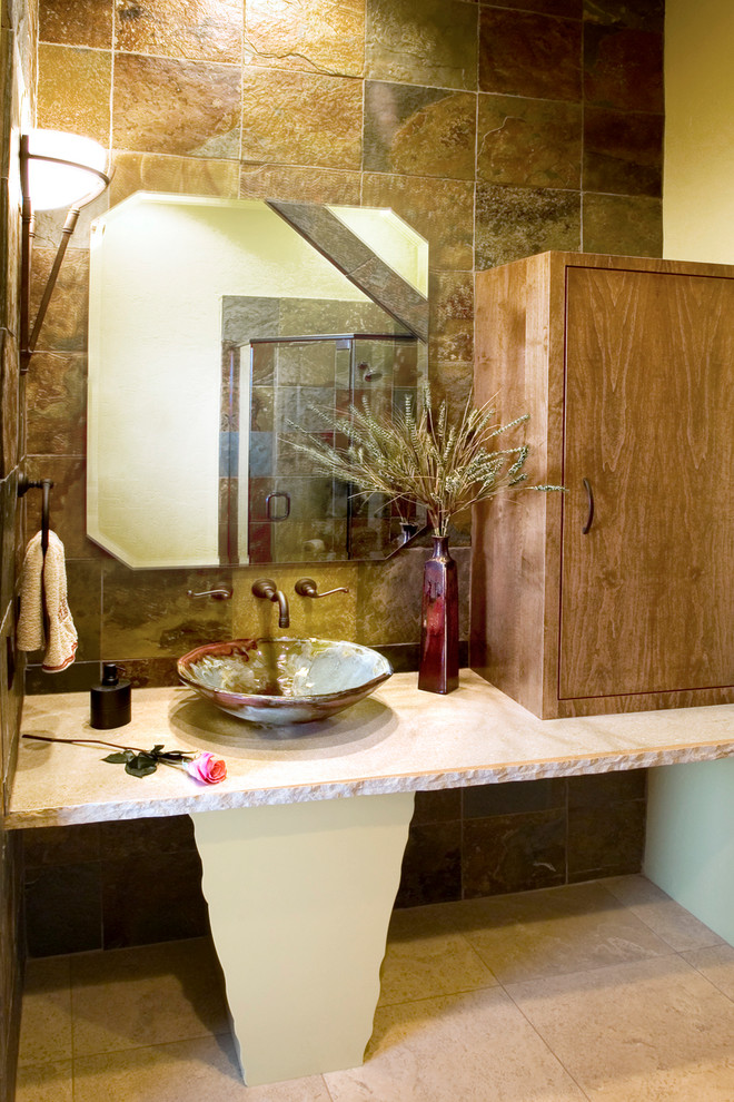 Foto di un grande bagno di servizio chic con lavabo a bacinella, piastrelle beige, piastrelle in pietra, pareti gialle, pavimento in travertino, ante lisce e ante in legno scuro