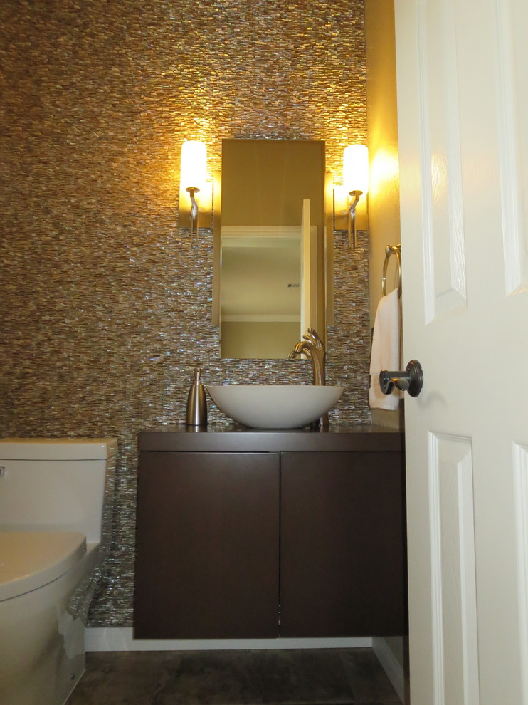 Inspiration för små moderna brunt toaletter, med släta luckor, skåp i mellenmörkt trä, en toalettstol med hel cisternkåpa, flerfärgad kakel, mosaik, beige väggar, klinkergolv i porslin, ett fristående handfat, träbänkskiva och flerfärgat golv