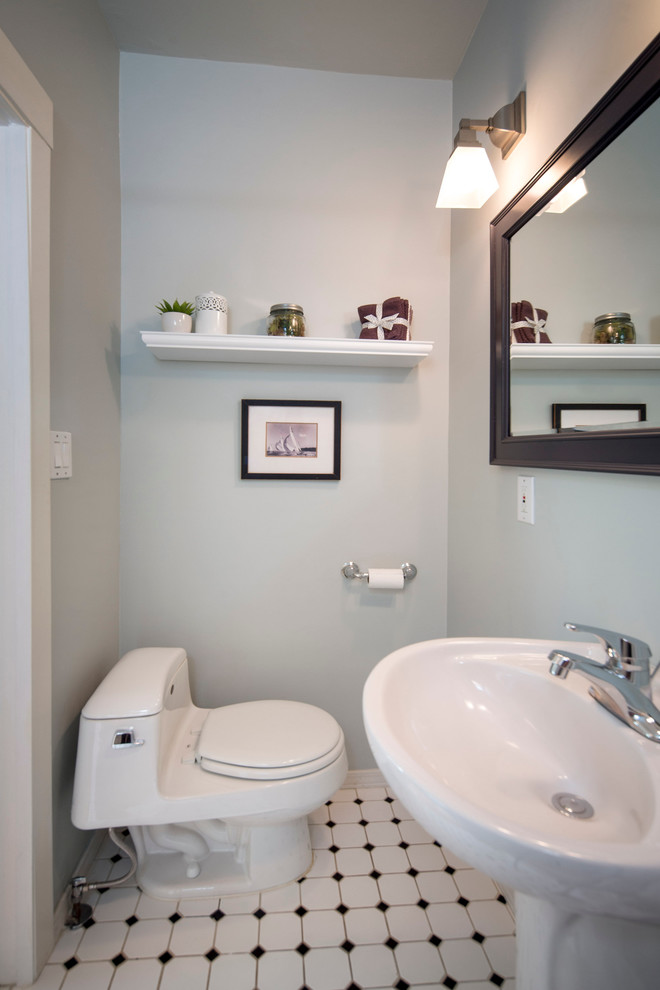 Cette image montre un petit WC et toilettes marin avec un lavabo de ferme, WC à poser, un carrelage jaune, des carreaux de céramique, un mur bleu, un sol en carrelage de porcelaine et un sol multicolore.