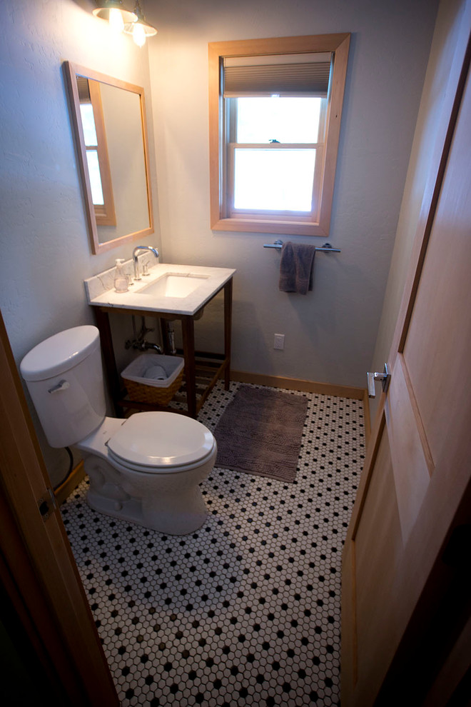 Пример оригинального дизайна: большой туалет в стиле ретро с открытыми фасадами, темными деревянными фасадами, раздельным унитазом, серыми стенами, полом из керамогранита, врезной раковиной, мраморной столешницей и разноцветным полом