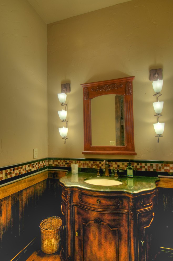 Exemple d'un petit WC et toilettes éclectique en bois foncé avec un placard en trompe-l'oeil, un carrelage multicolore, un carrelage en pâte de verre, un mur beige, un sol en bois brun, un lavabo encastré et un plan de toilette en marbre.