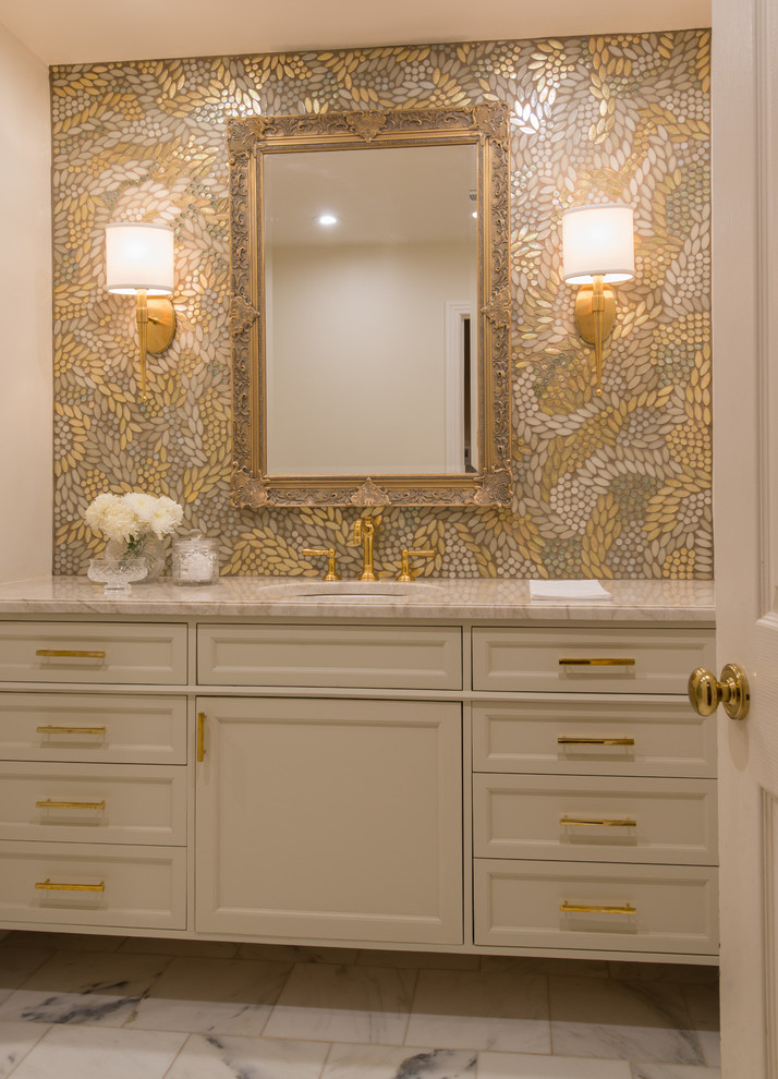 Klassische Gästetoilette mit Schrankfronten mit vertiefter Füllung, Mosaikfliesen, Marmorboden und Quarzit-Waschtisch in Austin