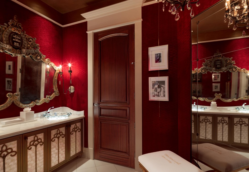 Foto di un grande bagno di servizio boho chic con consolle stile comò, ante in legno scuro, pareti rosse, pavimento con piastrelle in ceramica, lavabo a bacinella e top in granito