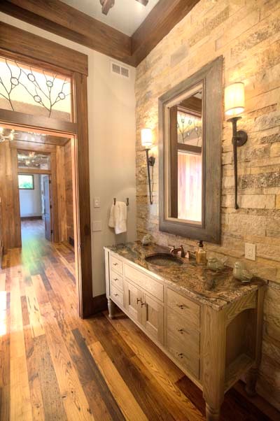 Idee per un bagno di servizio rustico con consolle stile comò, lavabo sottopiano e top in granito