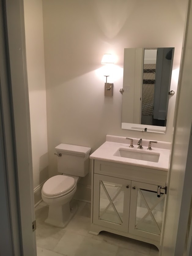 Esempio di un piccolo bagno di servizio chic con ante di vetro, ante bianche, WC a due pezzi, pareti bianche, lavabo sottopiano e top in marmo