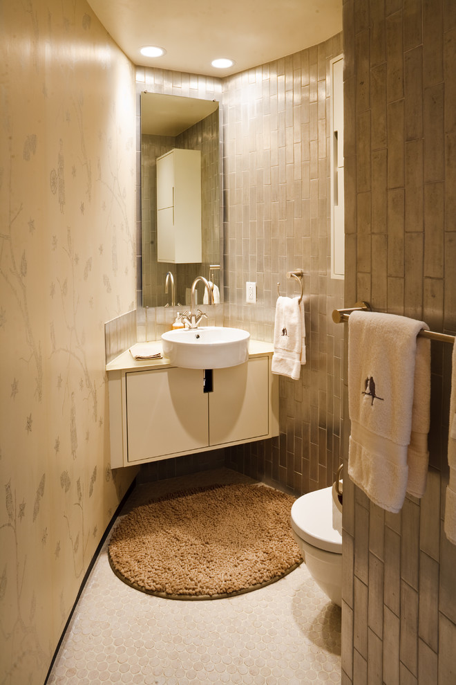 Moderne Gästetoilette mit Aufsatzwaschbecken, flächenbündigen Schrankfronten, beigen Schränken, beigen Fliesen und braunen Fliesen in Sacramento