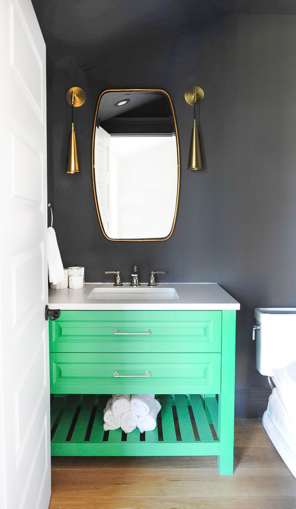 Kleine Klassische Gästetoilette mit profilierten Schrankfronten, grünen Schränken, schwarzer Wandfarbe, braunem Holzboden, Quarzwerkstein-Waschtisch, weißer Waschtischplatte, Wandtoilette mit Spülkasten und Unterbauwaschbecken in Vancouver