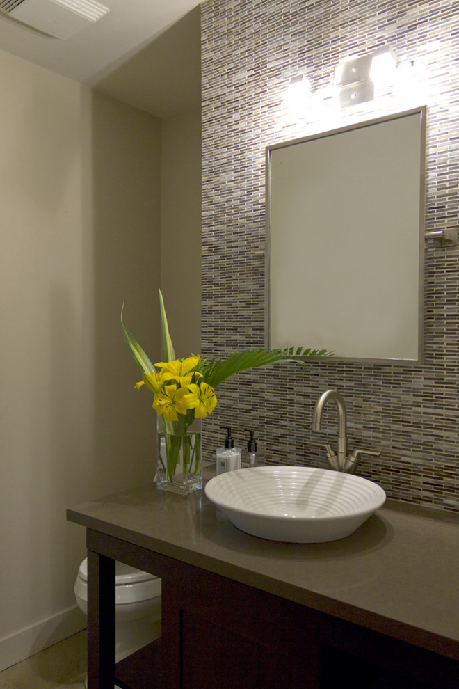 Kleine Moderne Gästetoilette mit Aufsatzwaschbecken, Quarzwerkstein-Waschtisch, farbigen Fliesen, Stäbchenfliesen und grauer Wandfarbe in Edmonton