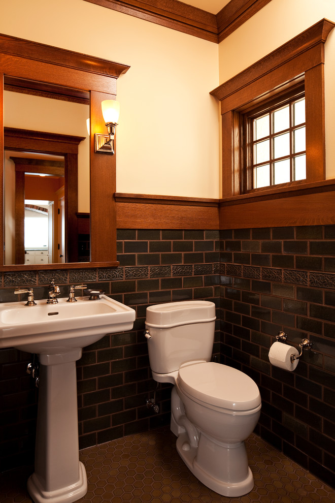 Foto de aseo de estilo americano con lavabo con pedestal, sanitario de dos piezas, baldosas y/o azulejos negros, baldosas y/o azulejos de cemento y paredes beige