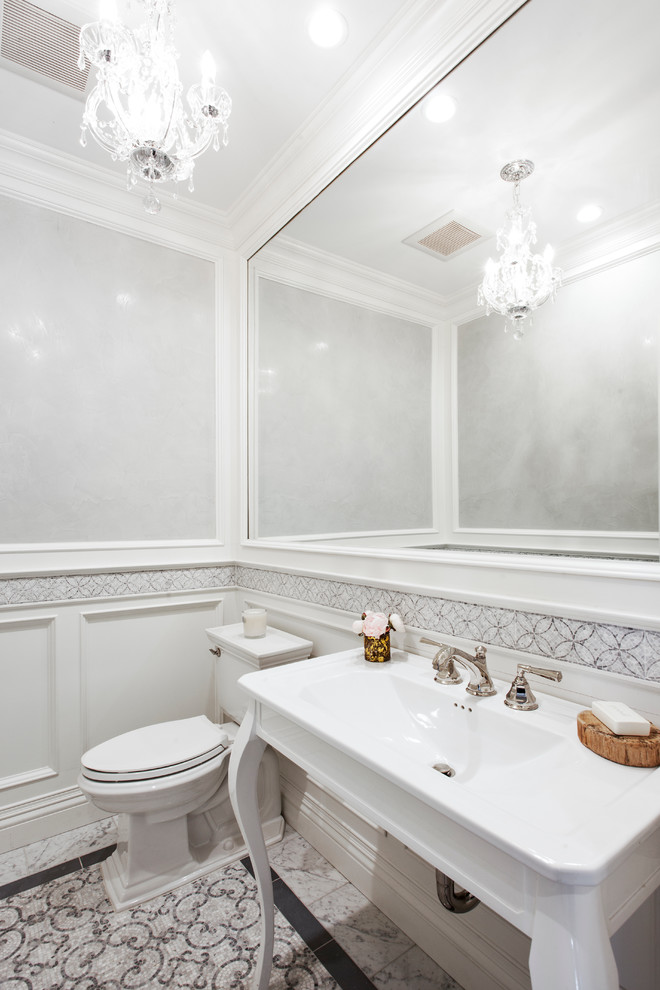 Esempio di un piccolo bagno di servizio classico con piastrelle bianche, piastrelle a mosaico, pareti bianche, pavimento con piastrelle a mosaico, lavabo a colonna e WC a due pezzi