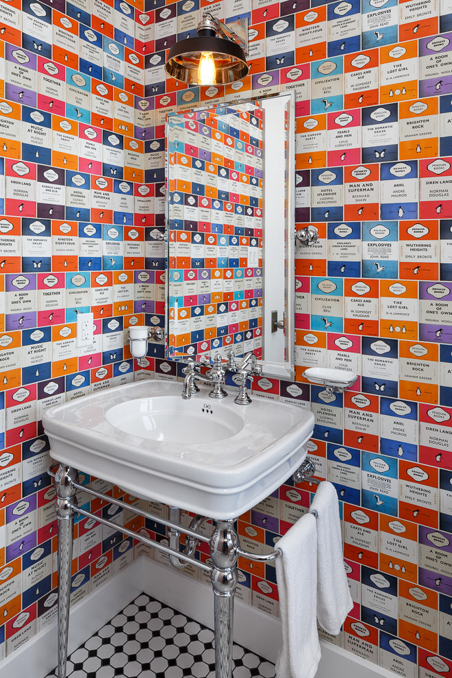 Diseño de aseo bohemio pequeño con lavabo tipo consola, suelo con mosaicos de baldosas y paredes multicolor