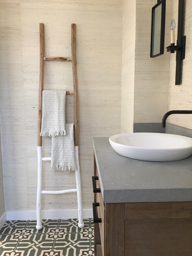 Exemple d'un petit WC et toilettes tendance en bois brun avec un placard à porte shaker, WC à poser, un mur blanc, carreaux de ciment au sol, une vasque, un plan de toilette en quartz, un sol multicolore et un plan de toilette gris.