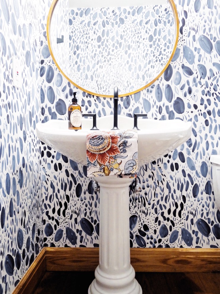 Esempio di un piccolo bagno di servizio country con WC a due pezzi, pareti blu, lavabo a colonna, parquet scuro, top in superficie solida e pavimento marrone