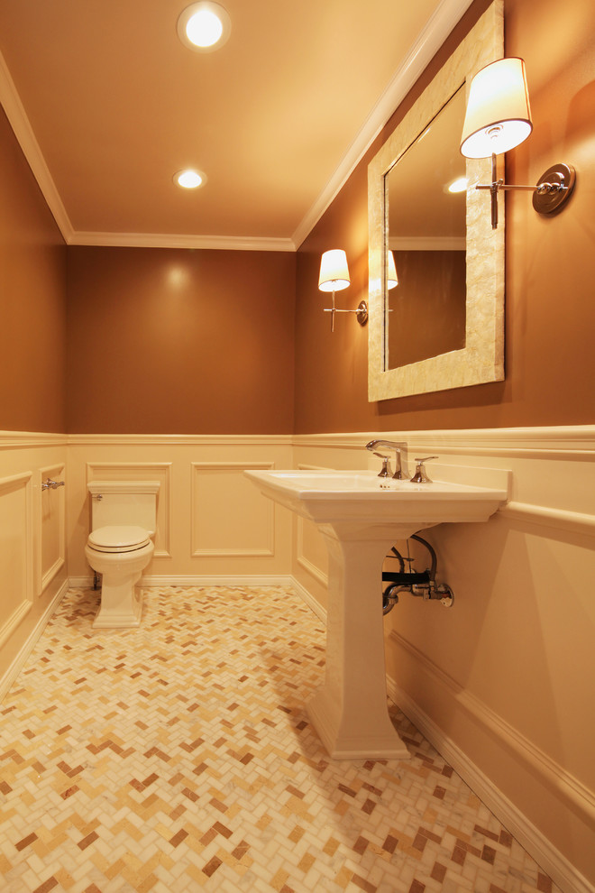 На фото: туалет среднего размера в классическом стиле с раковиной с пьедесталом и унитазом-моноблоком