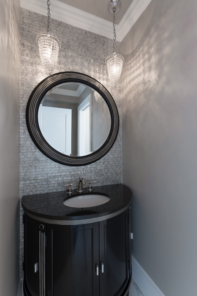 Idées déco pour un petit WC et toilettes contemporain avec un lavabo encastré, un placard en trompe-l'oeil, des portes de placard noires, un plan de toilette en granite, un carrelage de pierre, un mur gris et un carrelage gris.