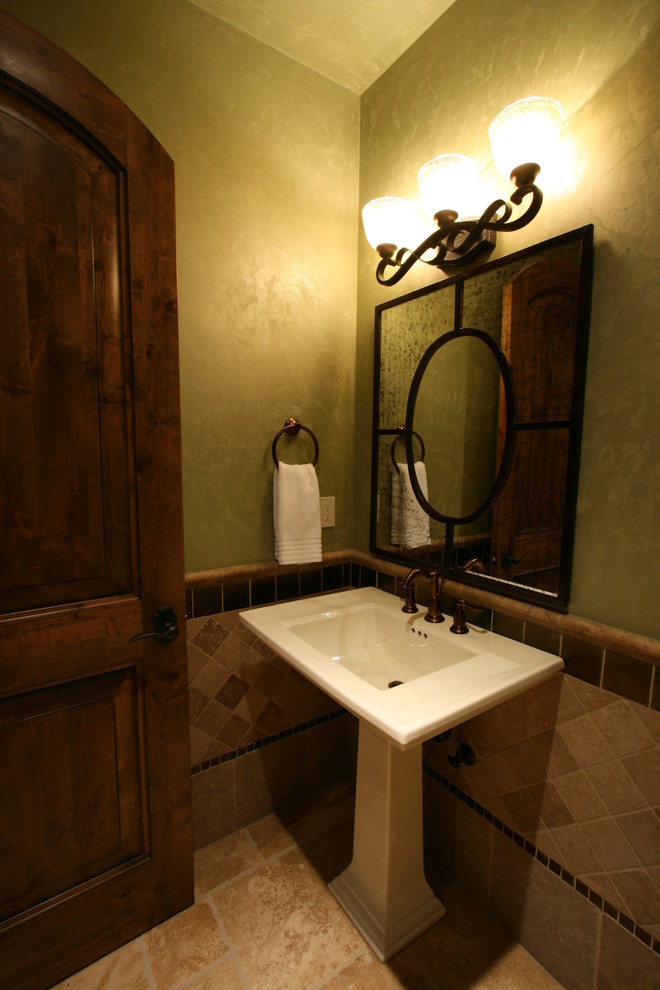 Идея дизайна: туалет в стиле рустика с раковиной с пьедесталом, унитазом-моноблоком, коричневой плиткой и керамогранитной плиткой