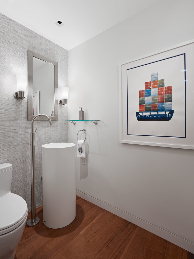 Diseño de aseo actual con lavabo con pedestal y baldosas y/o azulejos grises
