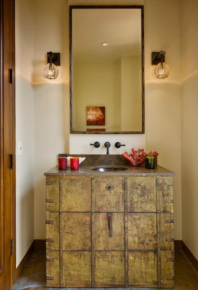 Idee per un bagno di servizio rustico con pareti beige