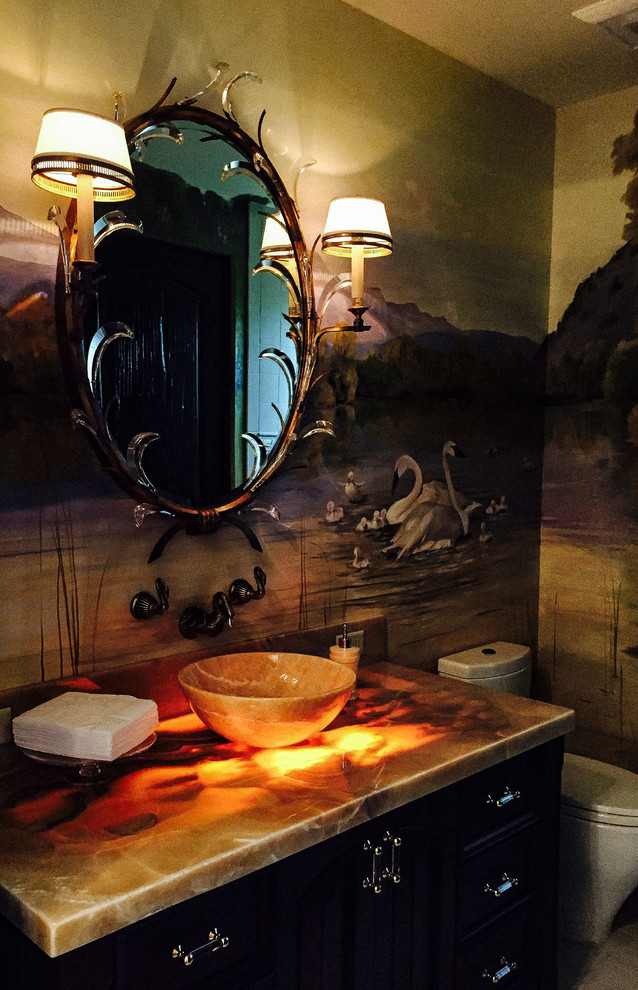 Mittelgroße Urige Gästetoilette mit Kassettenfronten, dunklen Holzschränken, Toilette mit Aufsatzspülkasten, Sockelwaschbecken, Onyx-Waschbecken/Waschtisch und gelber Waschtischplatte in Tampa