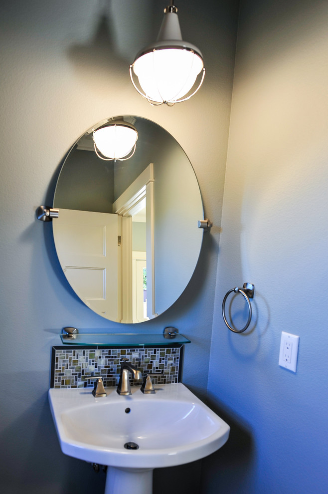 На фото: туалет среднего размера в современном стиле с раковиной с пьедесталом, разноцветной плиткой, стеклянной плиткой и серыми стенами с