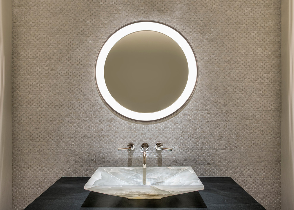 Idéer för ett mellanstort modernt toalett, med en toalettstol med hel cisternkåpa, mosaik, beige väggar, ett fristående handfat, granitbänkskiva och beige kakel