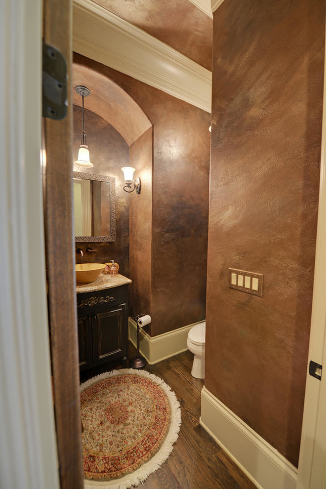 アトランタにある小さなラスティックスタイルのおしゃれなトイレ・洗面所 (家具調キャビネット、濃色木目調キャビネット、茶色い壁、濃色無垢フローリング、ベッセル式洗面器、茶色い床) の写真