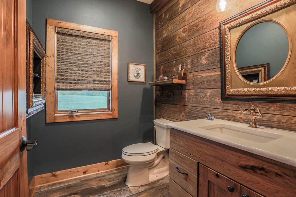 Kleine Rustikale Gästetoilette mit blauer Wandfarbe, Vinylboden und Quarzit-Waschtisch in Omaha