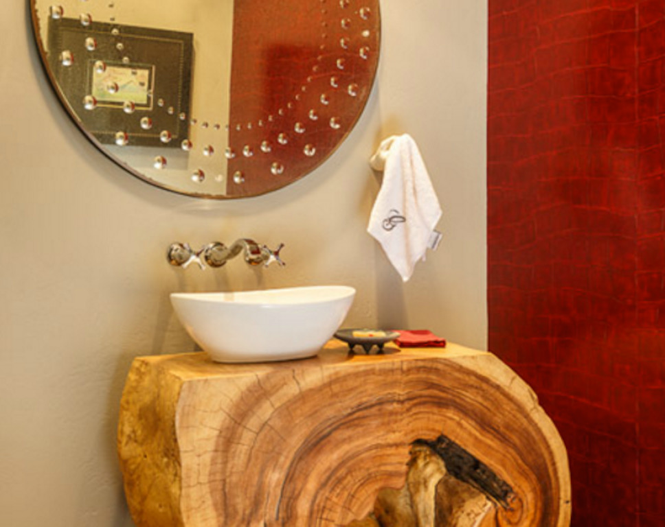 Mittelgroße Rustikale Gästetoilette mit Aufsatzwaschbecken, verzierten Schränken, hellen Holzschränken, roter Wandfarbe und Waschtisch aus Holz in Denver