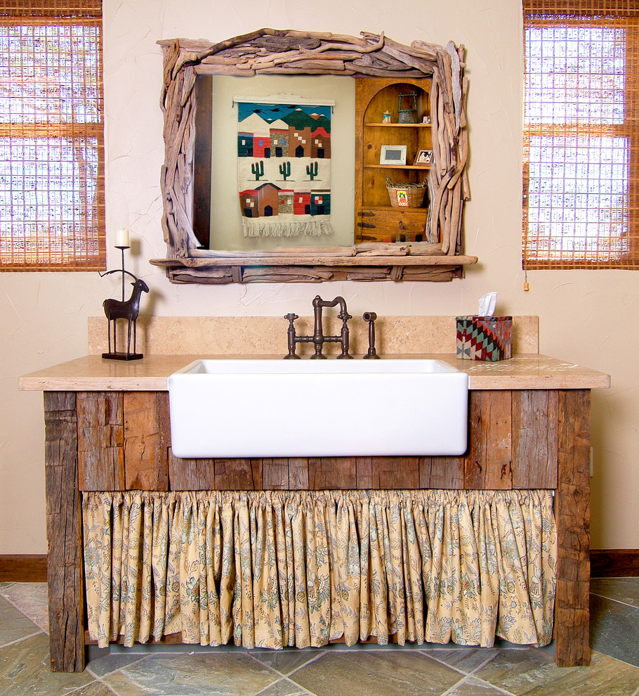 Exempel på ett rustikt toalett, med skåp i mellenmörkt trä och beige väggar