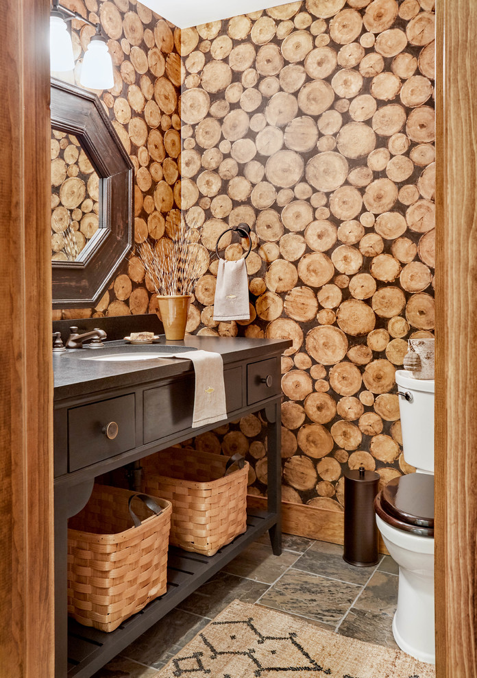 Cette photo montre un WC et toilettes montagne en bois foncé avec WC séparés, un mur marron et un lavabo encastré.