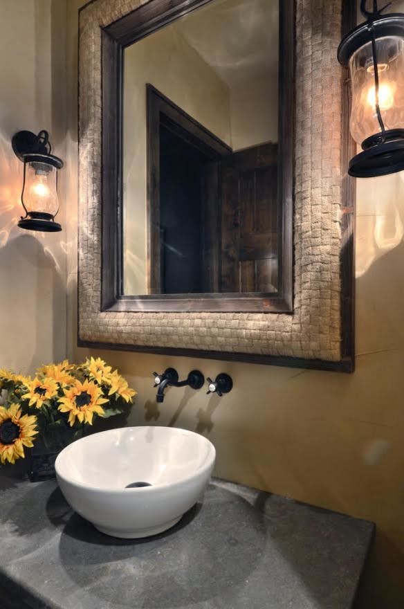 オースティンにある中くらいなカントリー風のおしゃれなトイレ・洗面所 (ベージュの壁、ベッセル式洗面器、コンクリートの洗面台) の写真