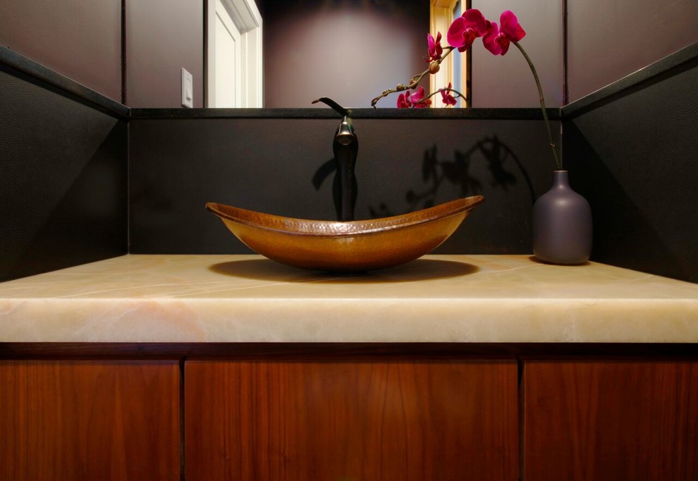Mittelgroße Urige Gästetoilette mit flächenbündigen Schrankfronten, hellbraunen Holzschränken, Aufsatzwaschbecken und Quarzit-Waschtisch in San Francisco