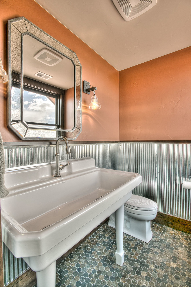 Mittelgroße Rustikale Gästetoilette mit Wandtoilette mit Spülkasten, oranger Wandfarbe, Mosaik-Bodenfliesen und Trogwaschbecken in Denver