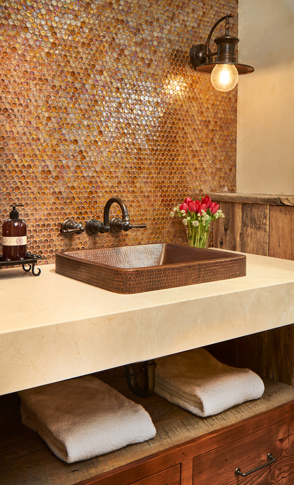 Urige Gästetoilette mit hellbraunen Holzschränken, Glasfliesen, beiger Wandfarbe, braunen Fliesen und beiger Waschtischplatte in Denver