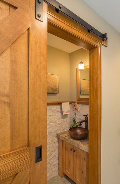 Kleine Rustikale Gästetoilette mit Schrankfronten im Shaker-Stil, hellen Holzschränken, beiger Wandfarbe und Aufsatzwaschbecken in Denver
