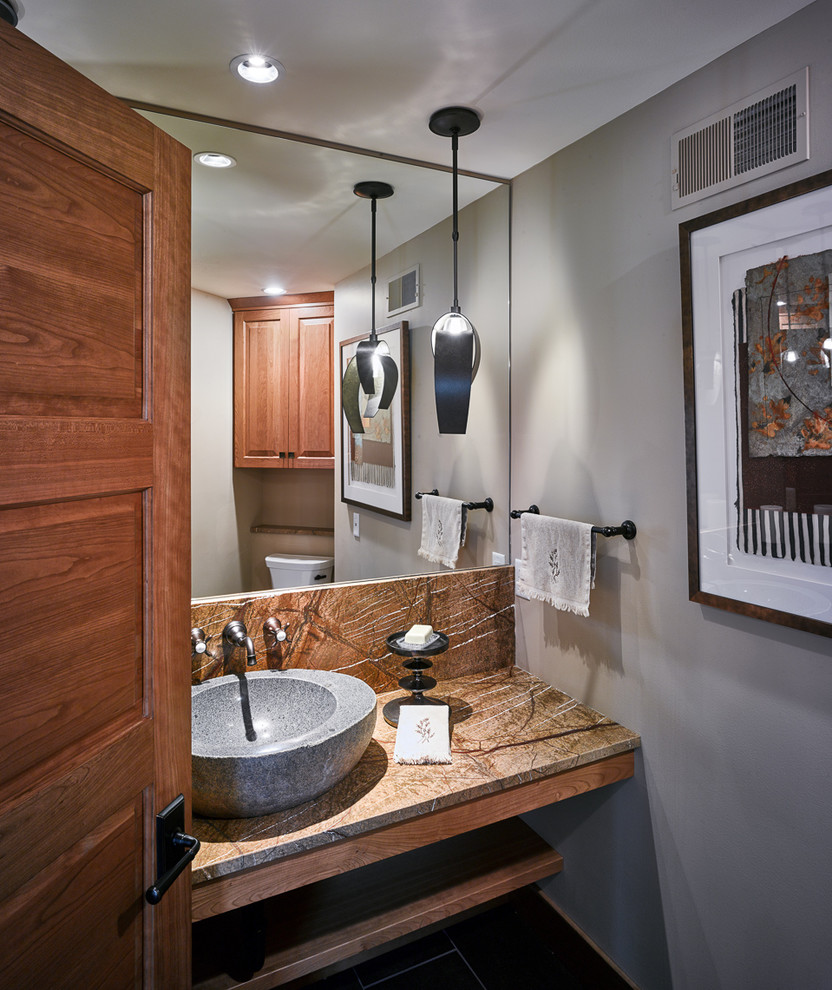 Kleine Rustikale Gästetoilette mit offenen Schränken, hellbraunen Holzschränken, Aufsatzwaschbecken und Granit-Waschbecken/Waschtisch in Sonstige