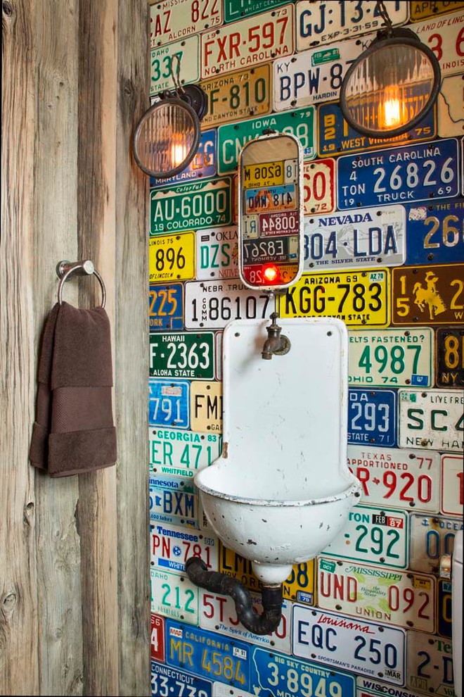 デンバーにあるラスティックスタイルのおしゃれなトイレ・洗面所 (壁付け型シンク) の写真