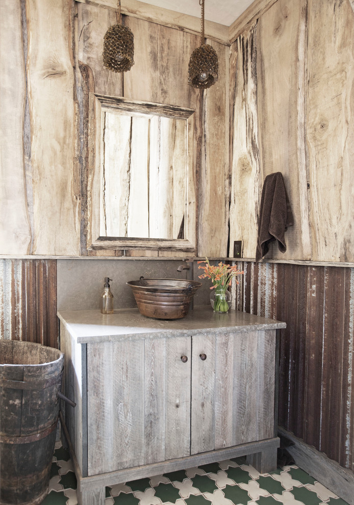Réalisation d'un WC et toilettes chalet en bois vieilli avec une vasque et un sol multicolore.