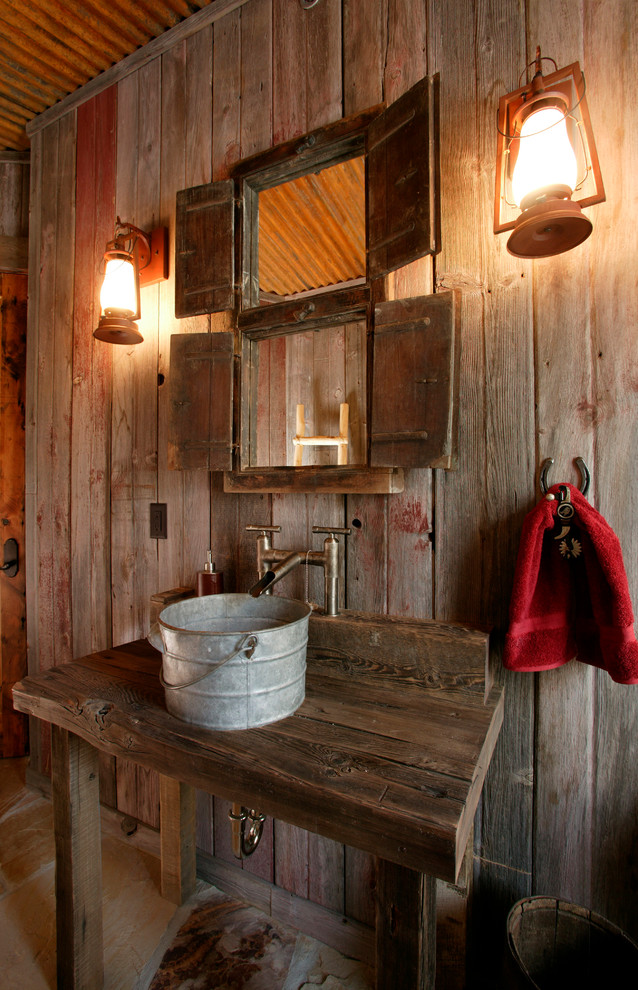デンバーにあるラスティックスタイルのおしゃれなトイレ・洗面所 (ベッセル式洗面器、木製洗面台、ブラウンの洗面カウンター) の写真