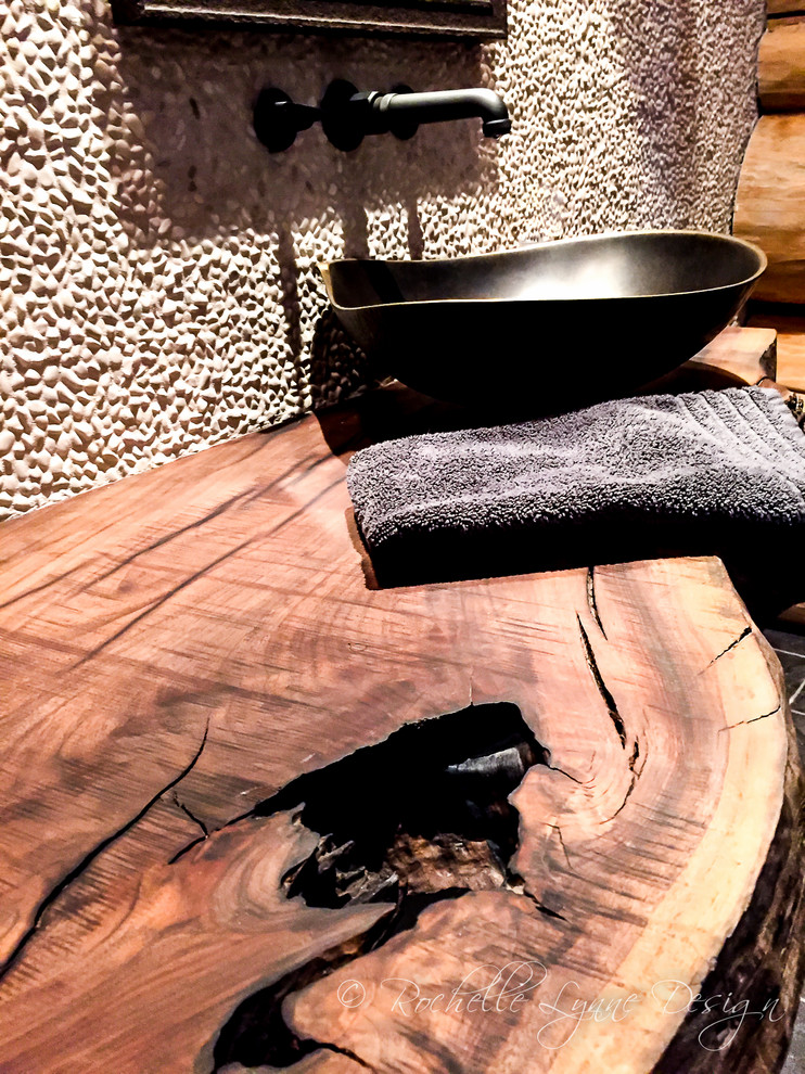 Mittelgroße Urige Gästetoilette mit grauen Fliesen, Mosaikfliesen, Aufsatzwaschbecken und Waschtisch aus Holz in Calgary