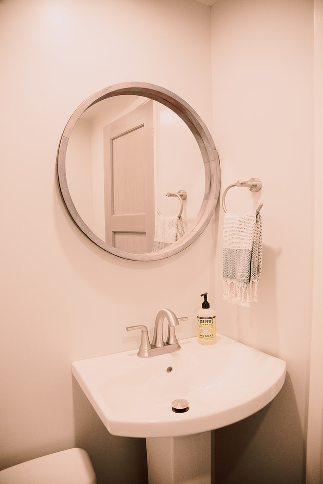 Kleine Urige Gästetoilette mit Toilette mit Aufsatzspülkasten, weißen Fliesen, grauer Wandfarbe, Bambusparkett, Sockelwaschbecken und braunem Boden in Los Angeles