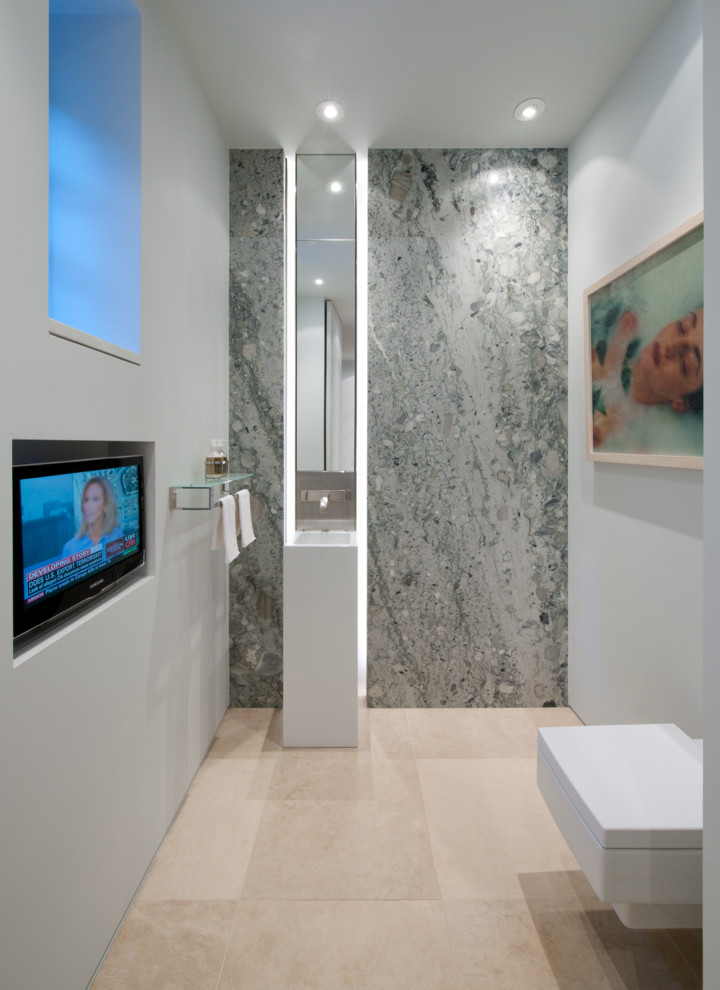 Idéer för ett modernt toalett, med en vägghängd toalettstol, grå kakel, grå väggar, marmorgolv och ett integrerad handfat