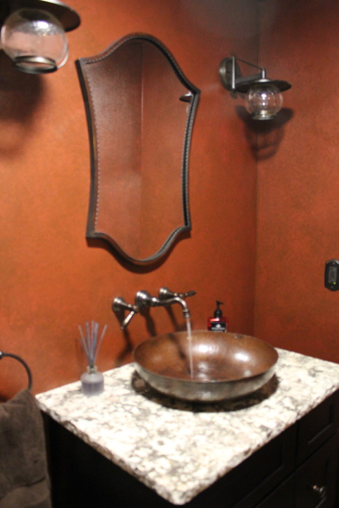 Esempio di un bagno di servizio rustico di medie dimensioni con WC a due pezzi, pareti rosse, lavabo a bacinella, top in granito e top grigio