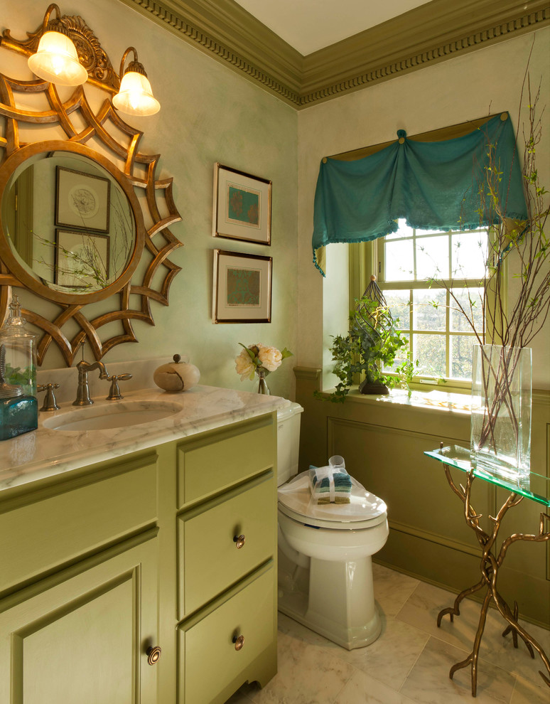 Источник вдохновения для домашнего уюта: туалет среднего размера в классическом стиле с зелеными фасадами, мраморной столешницей, плоскими фасадами, бежевыми стенами, раздельным унитазом и врезной раковиной
