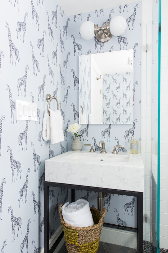 Пример оригинального дизайна: туалет среднего размера в стиле неоклассика (современная классика) с серыми стенами, консольной раковиной, серым полом, белой столешницей и обоями на стенах