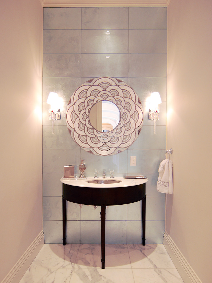 Exempel på ett mellanstort klassiskt toalett, med möbel-liknande, svarta skåp, beige väggar, marmorgolv, ett undermonterad handfat, marmorbänkskiva och grått golv