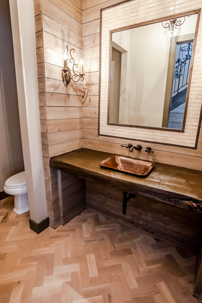Mittelgroße Country Gästetoilette mit Toilette mit Aufsatzspülkasten, braunen Fliesen, beiger Wandfarbe, hellem Holzboden, Aufsatzwaschbecken und beigem Boden in Minneapolis