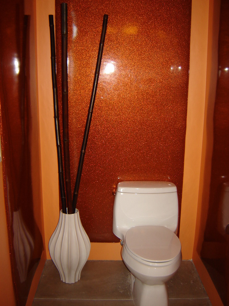 Große Moderne Gästetoilette mit Sockelwaschbecken, Toilette mit Aufsatzspülkasten, oranger Wandfarbe und Betonboden in Phoenix